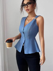 Hauts ajustés sans manches pour femmes OEM, collection Printemps-Été 2026, avec logo personnalisé, col en V et boucle métallique, pour l'Europe et l'Amérique - Product Image 2