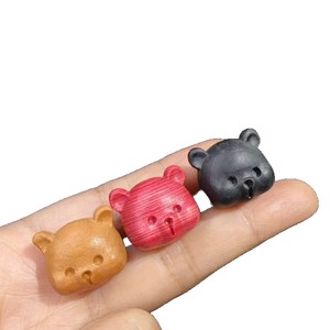 Colgantes de madera con cabeza de oso en rojo, negro y amarillo, accesorios DIY de dibujos animados lindos para teléfonos y bolsos - Product Image 5