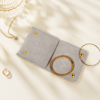 Pochette à bijoux contemporaine en microfibre grise avec logo personnalisé, double fermeture à pression et rabat pliable pour bagues, boucles d'oreilles et emballage cadeau