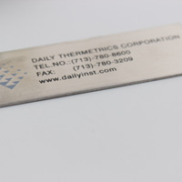 Plaque métallique gravée et imprimée UV en acier inoxydable plaqué or pour le commerce extérieur, idéale pour l'identification de marques