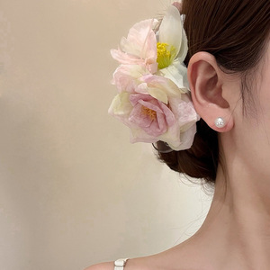 Fermaglio per Capelli di Lusso Rosa con Perle e Cristalli per Donna, da Indossare Lateralmente con Grandi Fiori, Confezione in Cartone, Accessori per Capelli - Product Image 2