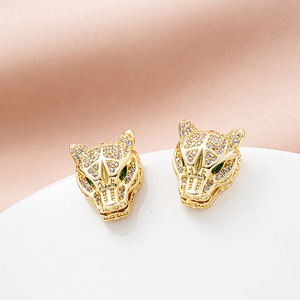 Pendientes de tuerca con forma de pantera de circonita chapados en oro para mujer, elegantes joyas del zodiaco animal, accesorio de moda para fiestas - Product Image 1