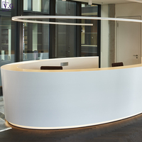Comptoir de réception sur mesure en surface solide blanche dans les cliniques, comptoir de forme ovale, design de réception d'hôtel