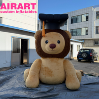 Décoration de cérémonie de remise des diplômes Lion en peluche gonflable marron portant des toques de baccalauréat