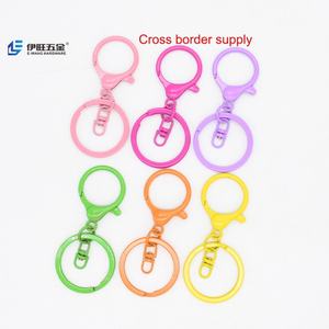 YIWANG Vente en gros de porte-clés pendentifs métalliques colorés DIY, fermoirs mousquetons, crochets à ressort, anneaux de porte-clés - Product Image 1