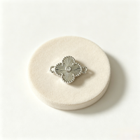 Breloques trèfle en laiton gravées CNC, pendentifs à double boucle en zircon plaqué or/rhodium pour la fabrication de bijoux et la création d'accessoires distinctifs