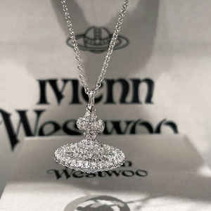 Collar 3D Saturno de Moda Vivienne Empress Dowager, Cobre con Zirconia, Lujo Ligero, Personalidad Versátil, Cadena de Bambú con Planeta, Unisex - Product Image 1