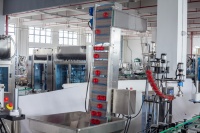 Machine de remplissage automatique de liquides de grande capacité et haute précision pour fûts de grande taille