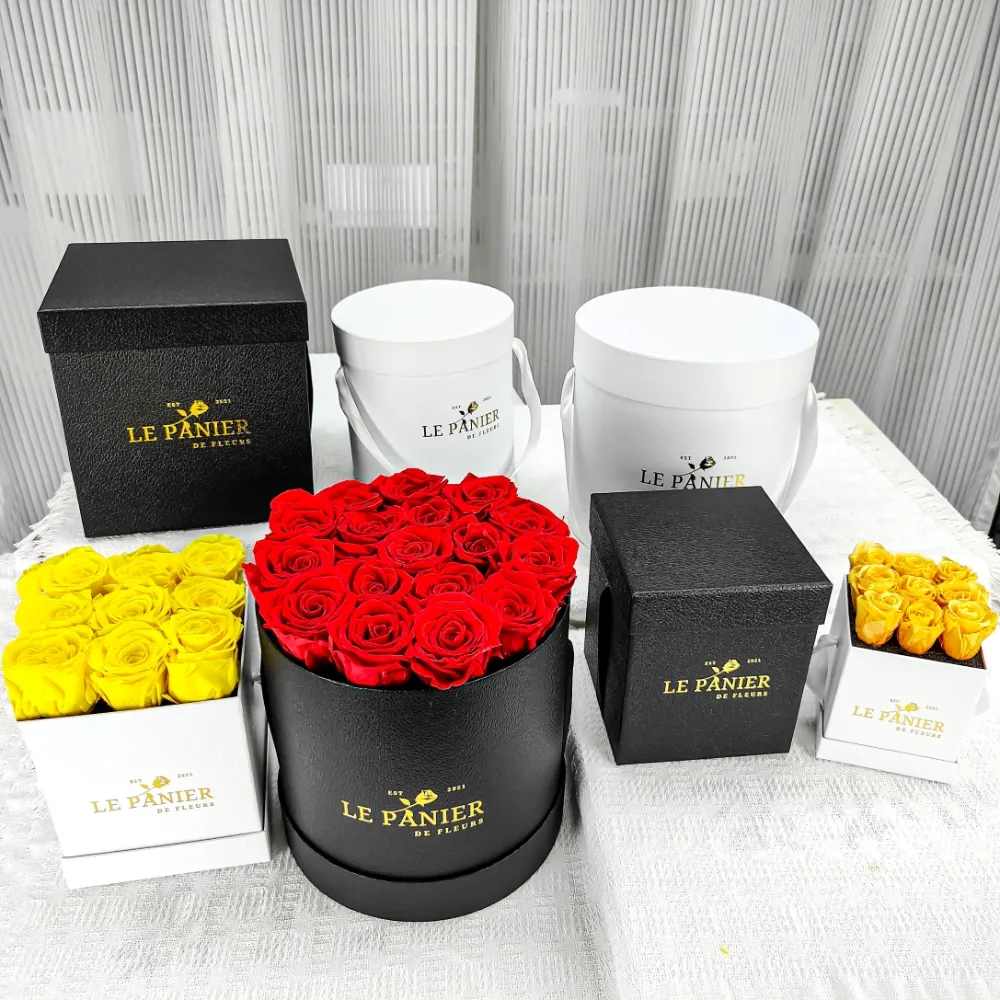 กล่องบรรจุภัณฑ์ของขวัญดอกไม้สีขาวกล่องดอกไม้กลมมีฝาปิดและฐาน