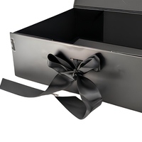 Boîte en papier pliable de luxe personnalisée recyclable pour vêtements, grande boîte cadeau avec poignée en ruban magnétique