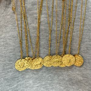 Collier pendentif en acier inoxydable personnalisable avec gravure des douze constellations, chaîne à maillons plaquée or 18 carats PVD, pour cadeaux - Product Image 3