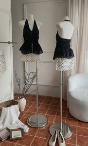 ชุดเสื้อสายเดี่ยวสีดำทรงบาน พร้อมกระโปรงลายจุด จากตัวอย่างสินค้าที่มีจำหน่าย สไตล์หวาน ลายดอกไม้ ไม่มีแขน - Product Image 4