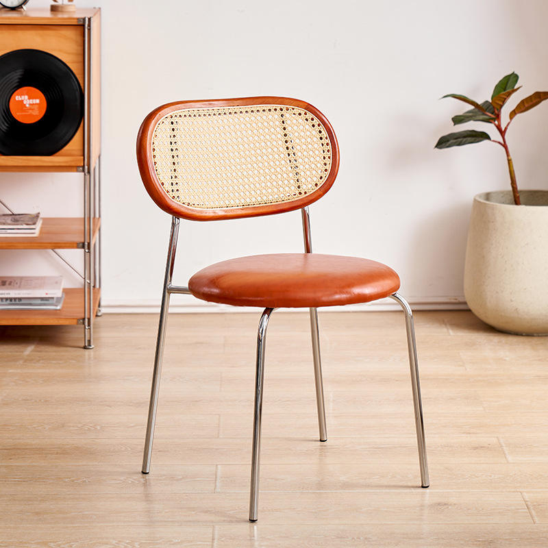 Respaldo color cereza, cojín de asiento de cuero verde, patas plateadas.