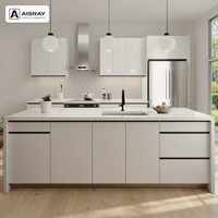 Ensemble de meubles de cuisine sur mesure, portes laquées brillantes minimalistes, design modulaire, aménagement en îlot et tiroirs à fermeture douce