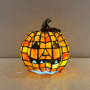 Lampe de table citrouille Jack O'Lantern Tiffany en vitrail, artisanale avec feuille de cuivre, décoration d'Halloween, veilleuse à lumière chaude pour bureau - Product Image 4