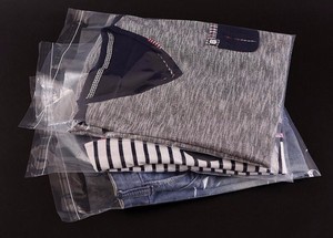 カスタムクリア自己粘着プラスチック衣類包装袋 - Product Image 2