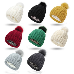 Nhà Máy Bán Buôn Satin Lót Đen Xám Trắng Xanh Womens Mùa Đông Faux Fur Pom Pom Beanie Hat Còng Ấm Knit <span class=keywords><strong>Skull</strong></span> <span class=keywords><strong>Cap</strong></span> - Product Image 2