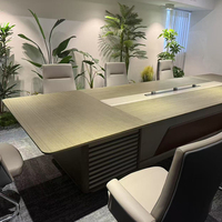 Fabricant de mobilier de bureau, bureau de réunion long minimaliste avec chemin de câbles intégré, pour la formation des entreprises, rénovation de salles de conférence