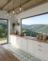Maison préfabriquée de luxe à deux étages, design moderne, style grange, toit triangulaire en bois, maison préfabriquée en forme de A