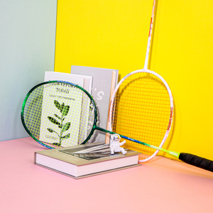 <span class=keywords><strong>Raquette</strong></span> de <span class=keywords><strong>badminton</strong></span> en fibre de carbone 4U de qualité tournoi haute tension Poids 4U avec dureté souple à pleine adhérence pour des chocs puissants - Product Image 1