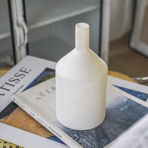 Vente en gros de vases blancs à rayures nordiques, accessoires de décoration de salon à fleurs, décoration intérieure de vase en céramique de bureau - Product Image 2