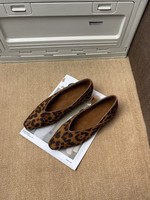 ODM OEM 2026 Escarpins plats en daim à découpe en V style rétro français, semelle intérieure en cuir souple, semelle extérieure antidérapante, deux options de doublure, chaussures décontractées pour femmes