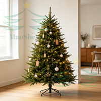 2,13m Hochwertiger Realistischer PE-Zeder Künstlicher Weihnachtsbaum mit Standfuß LED-Beleuchtung für Innen und Außen Großhandel OEM Maßanfertigung