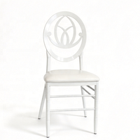 Chaises d'événement empilables avec revêtement en cuir blanc et structure en fer pour mariage