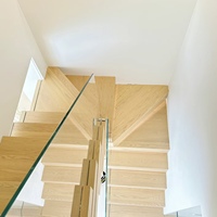 Assurance qualité Escalier intérieur droit moderne avec bande de roulement en bois Design en bois flottant