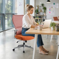 Chaise de bureau à dossier haut en maille, marque privée, avec accoudoirs rabattables, soutien lombaire réglable et base pivotante à tension inclinable