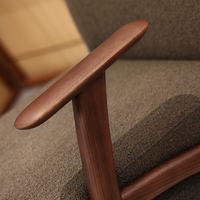 Fauteuil de loisirs écologique de style Mid-Century, rembourré en tissu bouclé, avec accents en bois de frêne blanc et pieds en bois massif, idéal pour la salle à manger