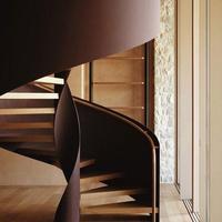 Luxuriöse Innenwendeltreppe für Premium-Apartments mit Kompaktem Vertikalem Layout und Maßgefertigten Stufenmaterialien