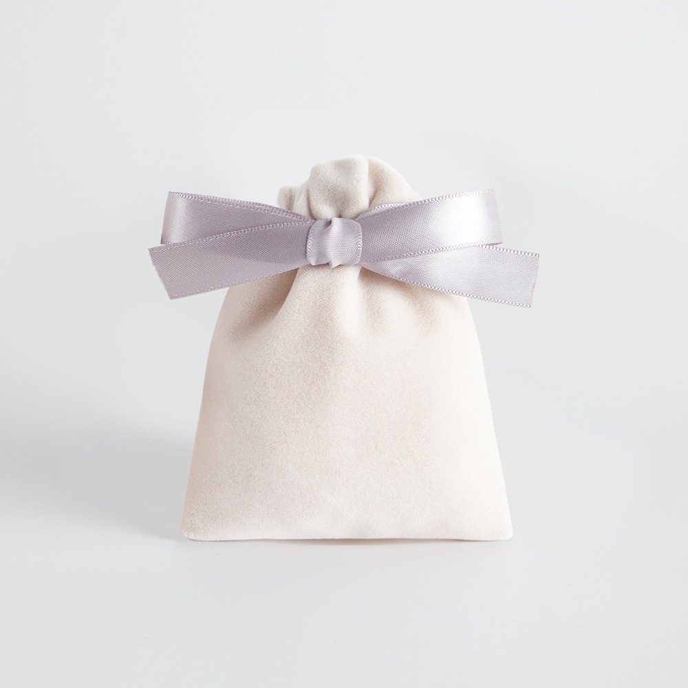 Bolso beige con cinta gris