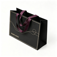 Sac cadeau en papier noir écologique, classique, luxueux, imprimé sur mesure avec poignées en ruban pour l'emballage de cadeaux de marques de boutiques et de vente au détail
