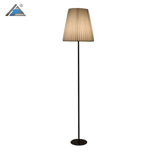 Lampe d'art de plancher debout d'<span class=keywords><strong>abat</strong></span>-<span class=keywords><strong>jour</strong></span> de chapeau de PE avec la base en acier inoxydable en métal et le long lampshaft pour la décoration à la maison - Product Image 2