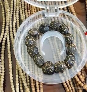 Pulsera de abalorio de joyería de madera natural con cuentas de madera de agar Oud aroma calmante para difusor de incienso y aromaterapia 12mm - 15mm - Product Image 3