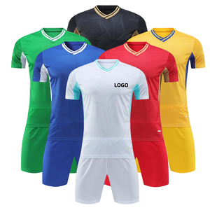 Uniformes de fútbol impresos con logotipo personalizado hecho de tela altamente elástica - Product Image 3