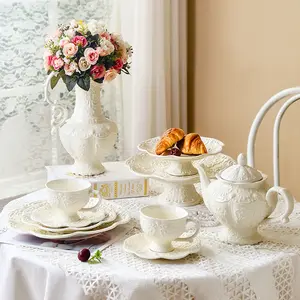 Avrupa tarzı Retro seramik öğleden sonra çay kahve fincanı fincan tabağı seti kabartmalı süt çay demlik ve altlık
