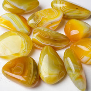 Piedra Ovalada Pulida Natural en Oferta, Patrones Intrincados de Mármol, Ágata Amarilla Envuelta en Seda, Decoración del Hogar y Accesorio Espiritual - Product Image 5