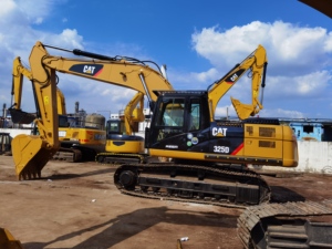 รถขุดตีนตะขาบ CAT 325D มือสอง ราคาคุ้มค่า น้ำหนัก 25 ตัน รถขุดแคตเตอร์พิลลาร์ ให้กำลังไฮดรอลิกที่เชื่อถือได้ เหมาะสำหรับงานขุดดินในเหมือง - Product Image 5
