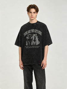 เสื้อยืดโอเวอร์ไซส์ลายพิมพ์วินเทจ สีเบจสำหรับผู้ชาย "มีแมวสองตัวอยู่ที่นี่" เสื้อยืดกราฟิก คอกลม แขนสั้น สไตล์สตรีทแวร์ลำลอง - Product Image 5