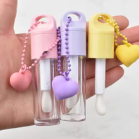 Vente en gros de tube de brillant à lèvres vide transparent avec grande brosse chaîne d'amour quantité minimale de commande bas emballage cosmétique de rouge à lèvres liquide en plastique bouchon à vis