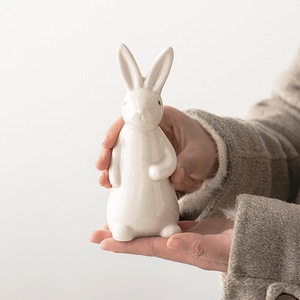 Figurines de lapins en céramique Art Déco faites à la main, ensemble familial de lapins décoratifs, cadeau de Pâques ou d'anniversaire pour elle - Product Image 1
