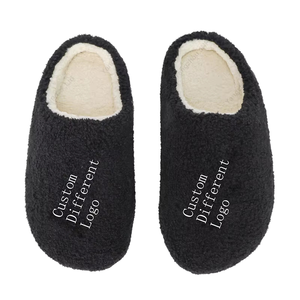 Pantoufles d'intérieur en peluche personnalisées avec logo pour femmes et hommes - Product Image 1