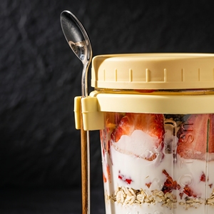 Pot en verre pour overnight oats esthétique 350 ml |   Tasse à petit-déjeuner à parois cannelées verticales avec porte-cuillère |   Conteneur en verre pour préparation de repas avec couvercle - Product Image 2