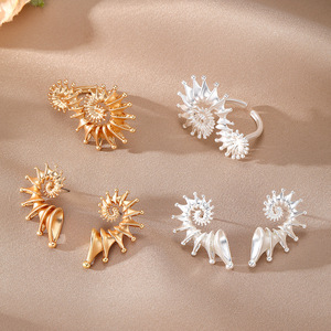 Boucles d'oreilles à clip en forme de couronne, or et argent, géométriques, double anneau, pour femmes, à porter au quotidien - Product Image 1