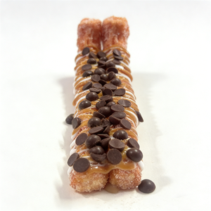 Modèle de churro espagnol réaliste en plastique de 9,5 pouces, accessoire de dessert artificiel écologique avec pépites de chocolat, caramel et sauces blanches. - Product Image 4