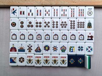 Jeu de Mahjong Américain Patchwork 160 Pièces avec Motifs Colorés Inspirés des Tapisseries et Dos Bleu Marine pour les Soirées Jeux