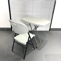 Table en plastique de petite taille / Peut être facilement rangée dans le coffre d'une voiture / Table de pique-nique de voyage en plein air dans le patio / Pliable et moulée par soufflage