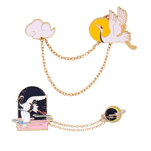 Épinglette en laiton plaqué or personnalisée broches accessoires de costume pour hommes avec chaîne épingles en émail connecter pour le thème Anime - Product Image 4